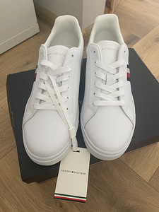 Uued Tommy Hilfiger nahast tennised 37 (2 foto / 3)
