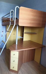 Детская кровать + мебельный гарнитур + шкаф