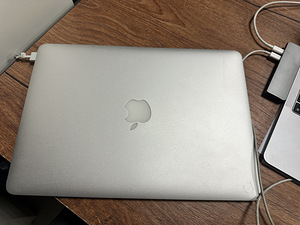 MacBook Air (4 foto / 4)