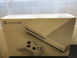 Xbox one S 1TB + 2 pulti (3 foto / 8)
