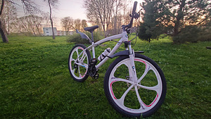Новый велосипед BMW (2 фото из 3)