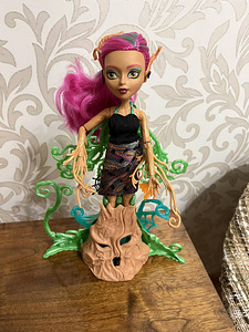 Nukk MONSTER HIGH Garden Ghouls Treesa Thornwillow (4 foto / 4)