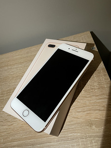 iPhone 8 плюс 64гб (3 фото из 5)