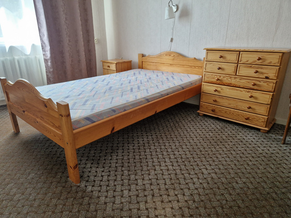 Деревянный комплект для спальни. Кровать 120x200, комод, тумбочка