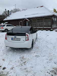 Toyota Prius (3 фото из 10)