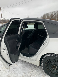 Toyota Prius (5 фото из 10)