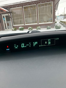 Toyota Prius (8 фото из 10)