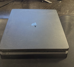 Playstation 4 Slim 1TB консоль + два контроллера + 4 игры (2 фото из 2)
