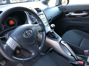 TOYOTA AURIS (3 фото из 7)
