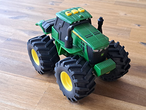 Трактор John Deere (1 фото из 3)