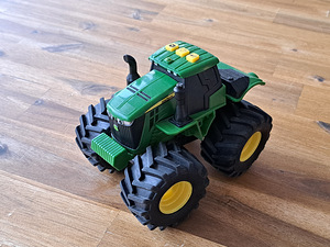 Трактор John Deere (2 фото из 3)