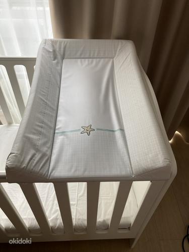 Детская кроватка с матрасом и пеленальным ковриком. (фото #4)