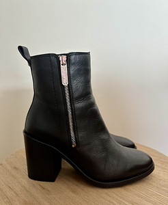Tommy Hilfiger nahast saapad (3 foto / 5)