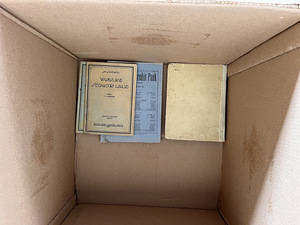 Продаются различные старые книги комплектом (коробкой). (8 фото из 8)