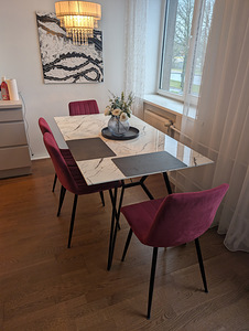Söögilaud valge marmori imitatsiooniga (1 foto / 2)