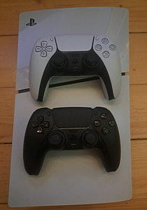 Playstation 5 Slim + 2 pulti (1 foto / 1)
