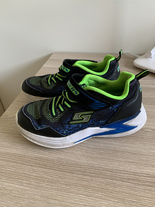 Skechers vilkuvad tossud 33 (1 foto / 3)
