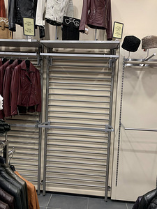 KAUPLUSE SISUSTUS - TÄIS KOMPLEKT (RIIETE JA MÜTSIDE JAOKS ) (4 foto / 9)