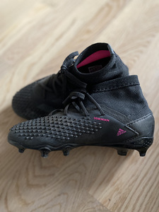 Adidase jalkabutsad s32 (1 foto / 3)