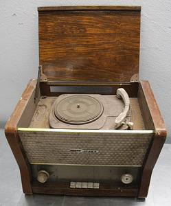 Vanaaegne raadio-grammofon restaureerimiseks