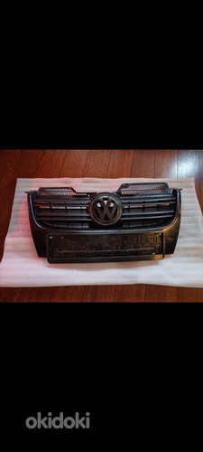 Решетка радиатора Volkswagen Golf 5 с эмблемой (фото #1)