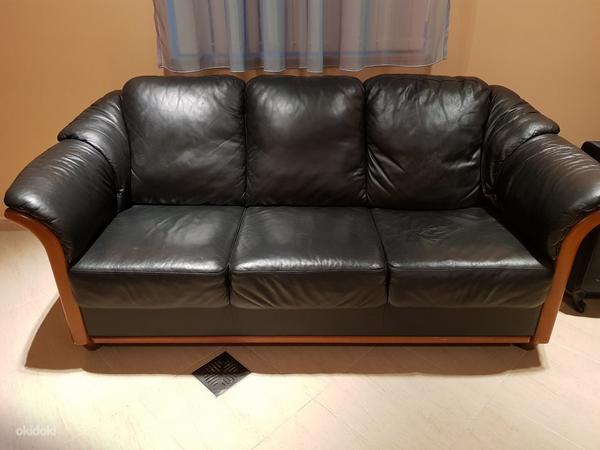Кожаный диван и 6 cтильных офисных мягких стульев (фото #1)
