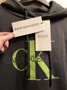 Новая толстовка Calvin Klein (3 фото из 5)