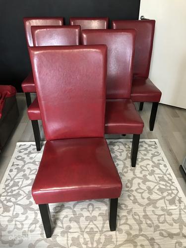 Красные стулья (фото #1)