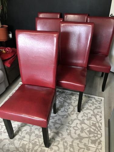 Красные стулья (фото #2)