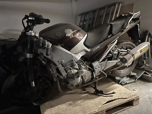 Продается аварийный YAMAHA FJR 1300 (9 фото из 10)