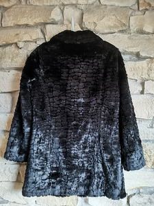 Väga ilus kunstkarusnahast mantel UNREALFUR s. S (2 foto / 4)