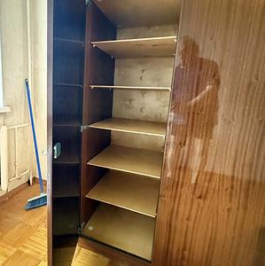 Kolme poolega kõrgendusega riidekapp (4 foto / 7)
