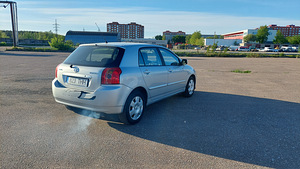 Toyota Corolla (7 фото из 12)
