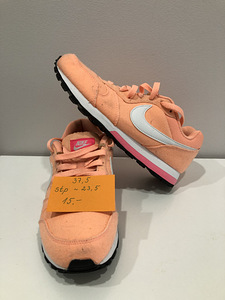 Naiste Nike tossud (2 foto / 4)