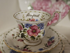 Royal Albert "Цветок месяца" Август (5 фото из 8)