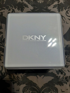 Женские часы dKNY (2 фото из 3)