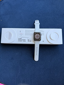 Apple Watch Series 8 45 мм GPS+Cellular серебристая нержавеющая сталь (2 фото из 6)