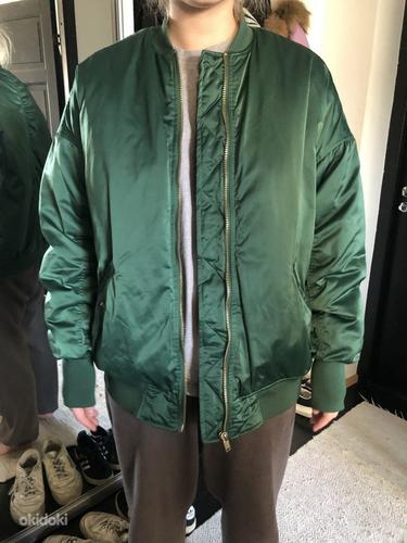 Теплая куртка-бомбер, красивый зеленый, приличного размера M-L (фото #1)