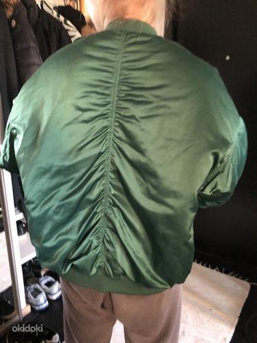 Теплая куртка-бомбер, красивый зеленый, приличного размера M-L (фото #2)