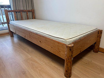 Деревянная кровать ручной работы