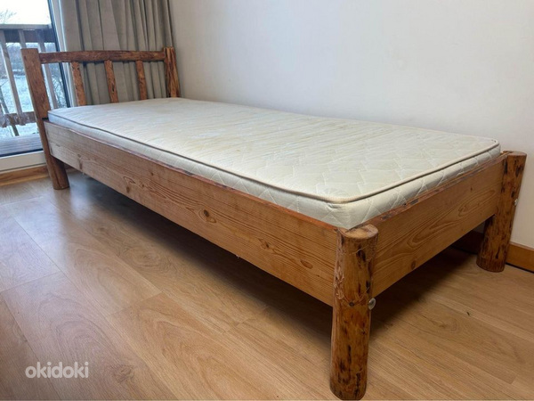 Деревянная кровать ручной работы (фото #1)