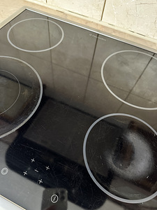 Stiilne ja praktilise paigutusega köök koos tehnikaga (3 foto / 8)