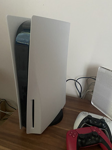 PlayStation 5 + 2 pulti (2 foto / 2)