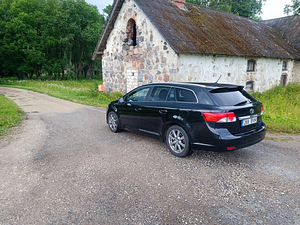 Toyota Avensis 2013 (2 foto / 10)