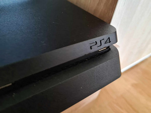Playstation 4 Slim 1TB (10 foto / 10)