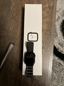 Apple Watch Series 4 (2 foto / 3)