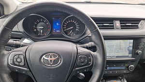 Toyota Avensis (8 foto / 9)