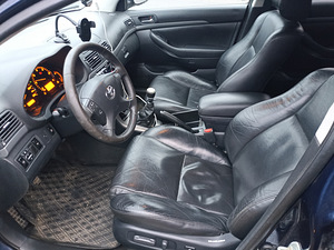 Toyota avensis (7 foto / 9)