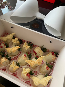 Värsked maasikad ja banaanid käsitsi valmistatud šokolaadis (2 foto / 10)