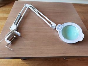 Kosmeetiline LED-lamp-suurendusklaas klambril (1 foto / 3)